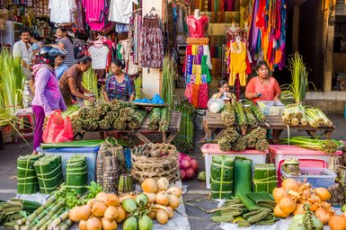Lebhafte Marktstände mit frischen Waren in Candidasa – Bali mit Kindern