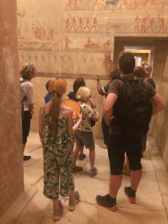 Familie bestaunt die Wandmalerei im Tal der Könige in Luxor – Ägypten Reise mit Kindern