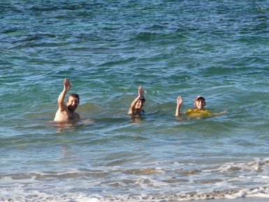 Eltern und Kinder planschen im Meer an einem Costa Rica Strand – Costa Rica Familienreise