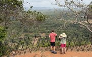 Zwei Personen schauen auf Löwenfelsen - Sri Lanka Summer for family - Sri Lanka mit Kindern im Sommer