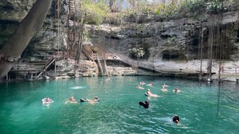 Reisende genießen ein erfrischendes Bad in der Cenote Xcanche bei Ek Balam – Mexiko Familienreise