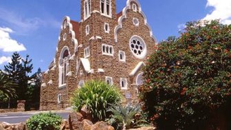 Eine Kirche mit Steinen im Vordergrund - Namibia mit Jugendlichen
