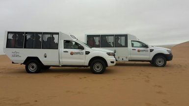 Zwei Safarijeeps stehen bereit zur Abfahrt - Namibia Urlaub mit Kindern