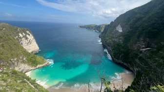 Spektakulärer Blick auf Kelingking Beach auf Nusa Penida – Bali Familienreise