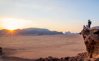 Sonnenuntergang im Wadi Rum mit Kindern - Jordanien mit Kindern
