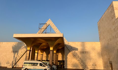 Eleganter Eingang des Pyramids Park Resort Hotels in Kairo – Ägypten Reise mit Kindern