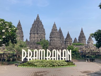 Eingang zum Prambanan-Tempel mit Namenschild – Indonesien Familienreise