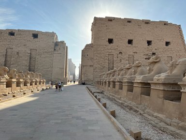 Reihe von Widder-Sphinxen am Eingang des Karnak-Tempels – Ägypten Reise mit Kindern