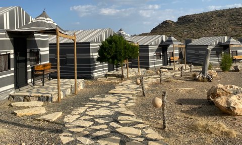 Resortanlage des Sama Heights Resorts mit Panoramablick auf das Jebel Shams Gebirge – Oman mit Kindern