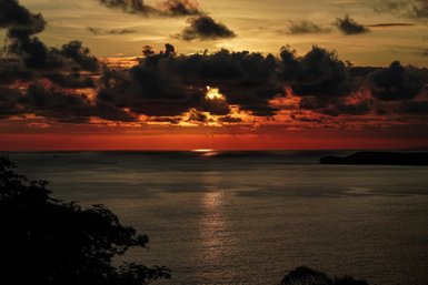 Dramatischer dunkelroter Sonnenuntergang am Strand von Uvita – Costa Rica Familienreise