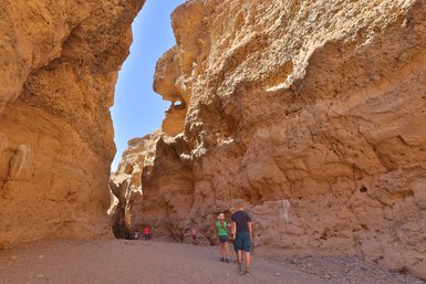 Der Blick geht durch den Canyon und hat eine Familie im Fokus - Namibia mit Kindern