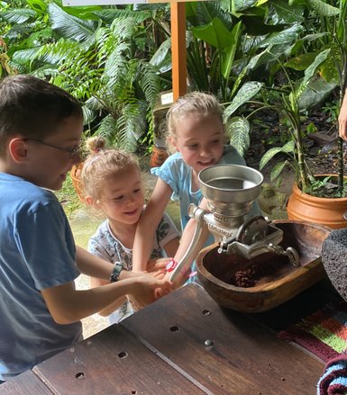 Kinder lernen die Schokoladenherstellung bei einer Tour in La Tirimbina – Costa Rica Reise mit Kindern