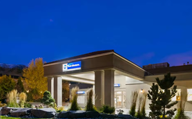Die Fassade des Best Western Hotels erstrahlt unter einem tiefblauen Himmel, umgeben von gepflegten Pflanzen und Steinen.