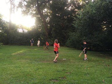 Jugendliche beim Cricketspiel auf freier Fläche in Udawalawe – Sri Lanka mit Kindern