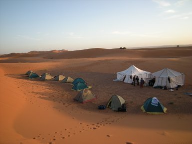 Zelten stehen auf dem Sandboden der marokkanischen Sahara – Familienreise nach Marokko
