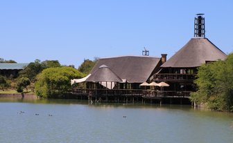 Restaurant der Buffelsdrift Game Lodge mit Blick auf den See – Garden Route Familienreise