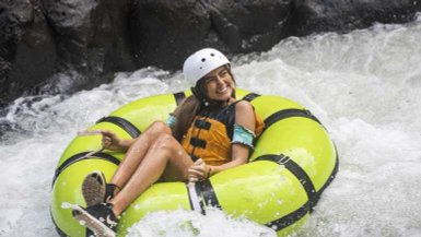 Mädchen genießt Tubing-Tour durch den Nationalpark Rincón de la Vieja – Costa Rica Familienreise
