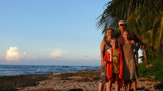 Familie genießt den Sonnenuntergang am Strand – Costa Rica Familienreise
