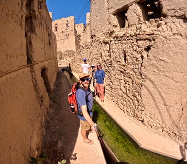 Familie spaziert im Dorf Birkat Al Mauz – Oman mit Kindern