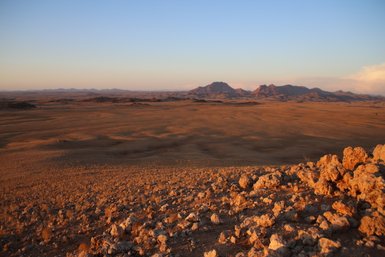 Ein weiter Panoramablick über eine weite Wüstenlandschaft - Namibia Reise mit Kindern