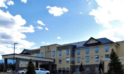Das Comfort Inn & Suites in Valemount zeigt eine moderne Fassade mit großen Fenstern und einem einladenden Eingangsbereich.