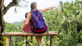 Mutter und Kind erkunden eine üppige Dschungellandschaft – Bali Reise mit Kindern