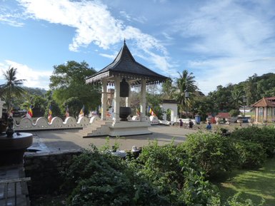 Blick auf den Zahntempel in Kandy – Sri Lanka mit Kindern