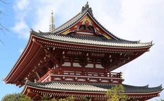 Die beeindruckende Architektur des Senso-ji Tempels in Tokio zeigt kunstvoll verzierte Dächer und lebendige Farben.