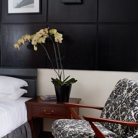 Gemütliches Zimmer mit Bett und Stuhl im Strawberry Park Resort – Malaysia & Borneo mit Kindern