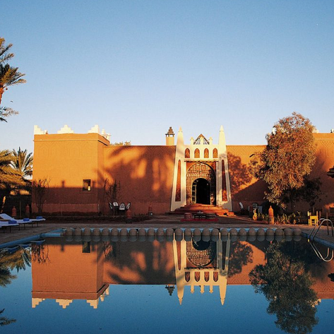 Großer Poolbereich im Sbai Palace Mhamid – Marokko Familienreise