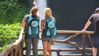 Zwei Frauen genießen den Anblick des Wasserfalls in La Fortuna – Costa Rica Familienreise