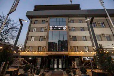 Das Art Residence Hotel zeigt eine moderne Fassade mit großen Fenstern und einem einladenden Eingangsbereich.