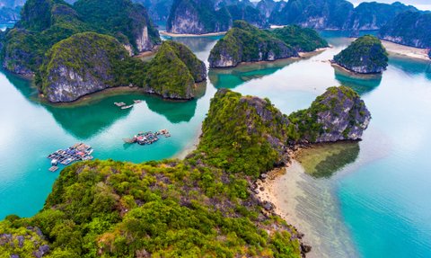 Panoramablick auf Cat Ba und die Halong-Bucht von oben – Vietnam mit Kindern