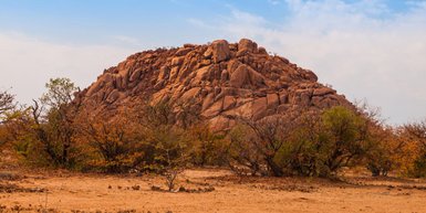 Ein Bild einer Landschaft mit einem Felsen im Fokus - Namibia Urlaub mit Kindern