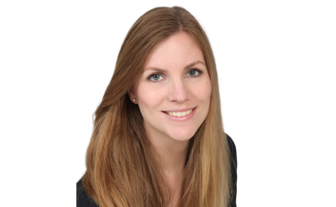 Eine junge Frau mit langen, blonden Haaren lächelt freundlich in die Kamera und trägt ein schwarzes Oberteil.