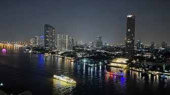 Glänzende Lichter von Bangkoks Hafen und Stadt bei Nacht – Thailand Familienreise