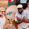 Familie mit Safariguide vor einem Jeep in Kenia - Kenia Familienreise