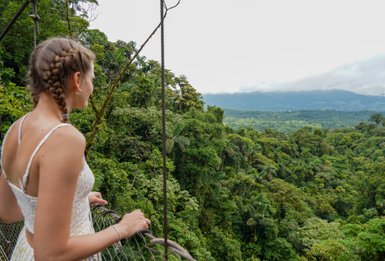 Teenagerin blickt auf die üppige Natur im Mistico Arenal Hanging Bridges Park – Costa Rica mit Kindern