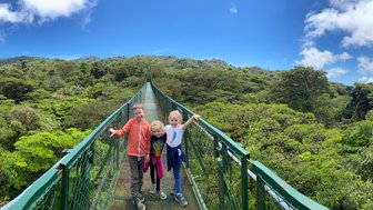 Kinder überqueren eine Hängebrücke im Nebelwald von Monteverde – Costa Rica mit Kindern