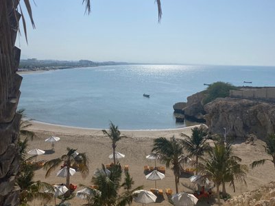 Sandstrand am Crowne Plaza Hotel Muscat – Oman mit Kindern