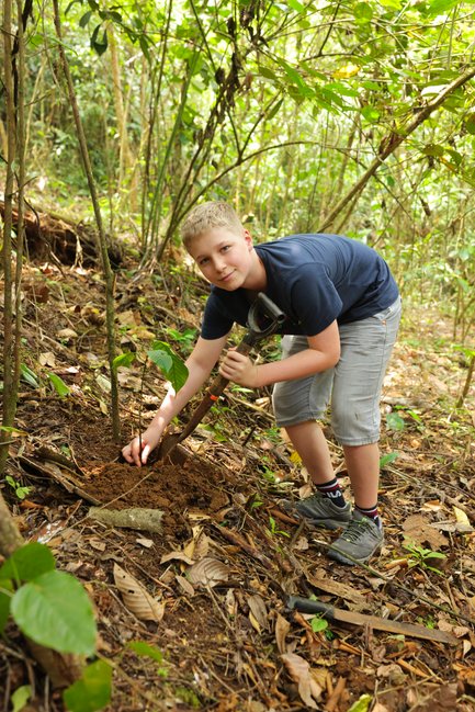 Junge beim Baum Pflanzen in Costa Rica – Costa Rica Familienreise