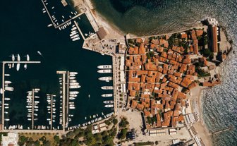 Eine Luftaufnahme der Altstadt von Budva 