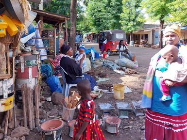 Einheimische Frauen verkaufen Waren auf dem Markt in Karatu – Tansania Reise mit Kindern
