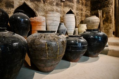 Traditionelle Töpfe im Bait al Safah Museum in Al Hamra, Oman – Oman Reise mit Kindern