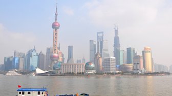 Der Oriental Pearl Tower ragt aus der modernen Skyline von Shanghai – China Reise mit Kindern