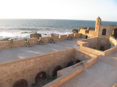 Stadtmauer von Essaouira mit Blick auf das Meer – Marokko mit Kindern