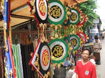 Stände im Arab Quarter von Surabaya – Bali Reise mit Kindern