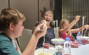 Glückliche Familie ist chinesische Nudeln - China for family - China mit Kindern