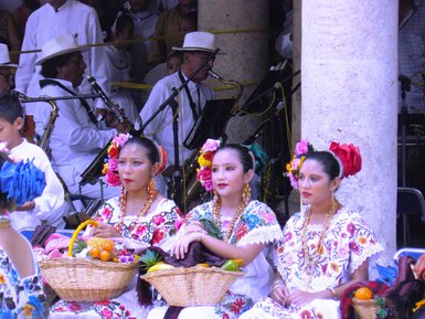 Mädchen in bunter Tracht bei folkloristischem Tanz auf einem Platz in Mérida – Mexiko mit Kindern