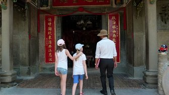 Kinder erkunden den Phuc Kien Tempel mit einem Guide – Vietnam Familienreise